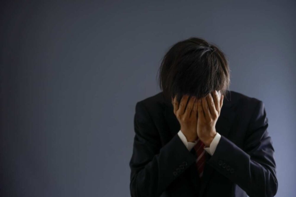 借金に悩む男性