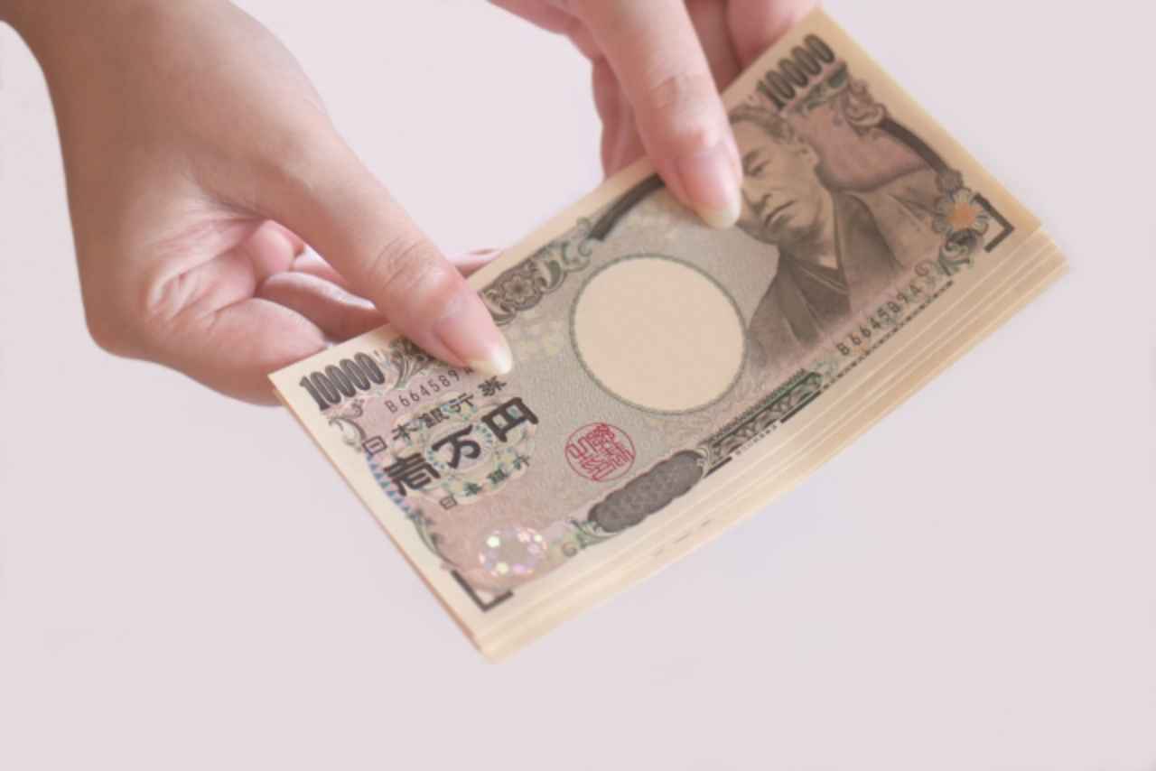 お金を渡す女性