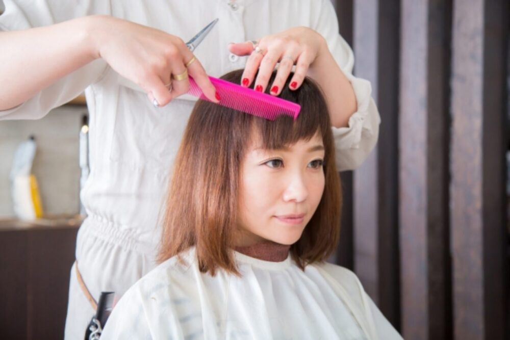 美容室で前髪を切る女性
