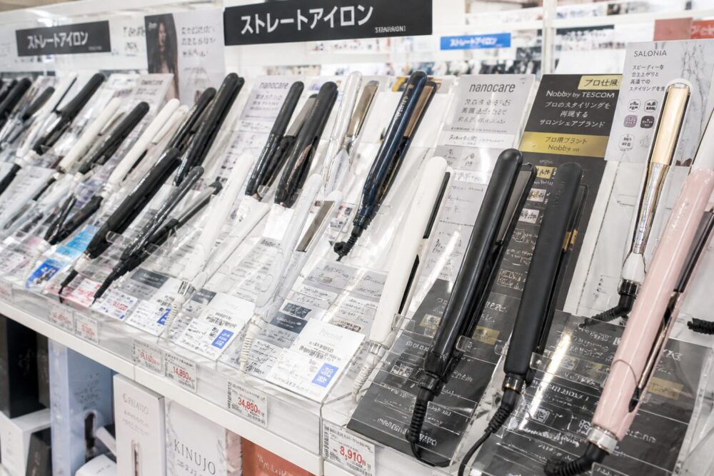 家電量販店に並ぶストレートアイロン