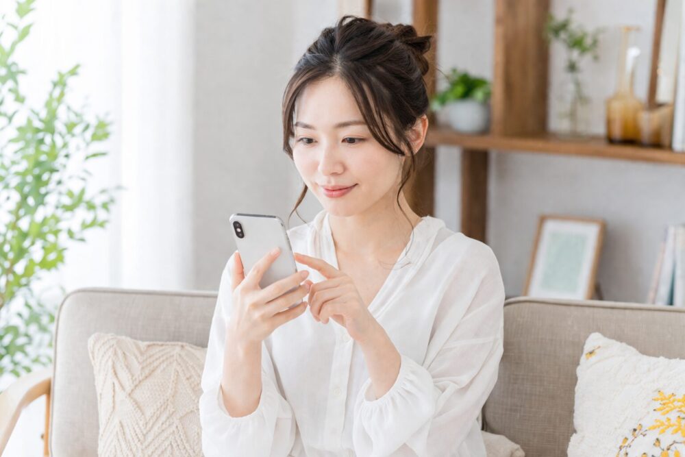 スマホで買い物しようとしている女性