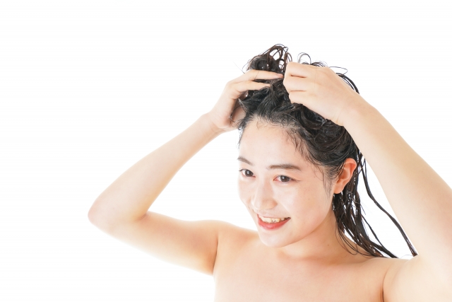 シャンプー　髪を洗う女性