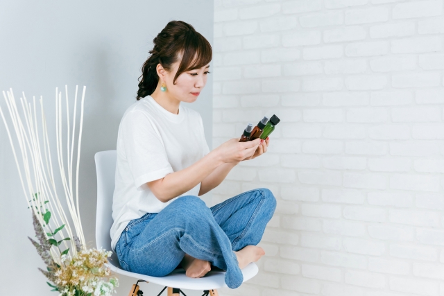 ヘアケア商品を選ぶ女性