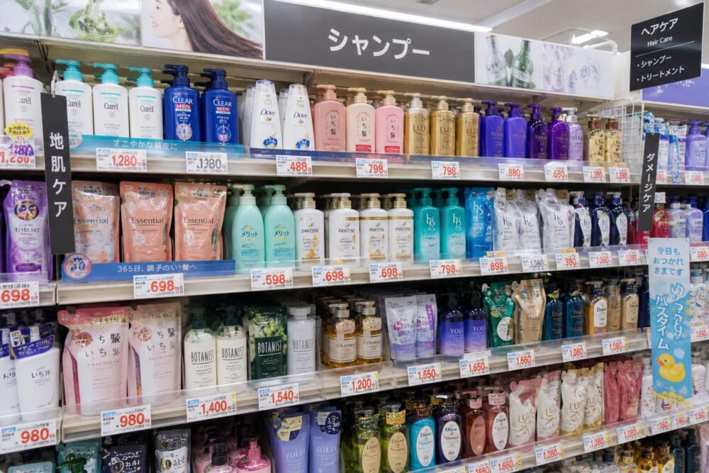 ドラッグストアに並ぶシャンプー