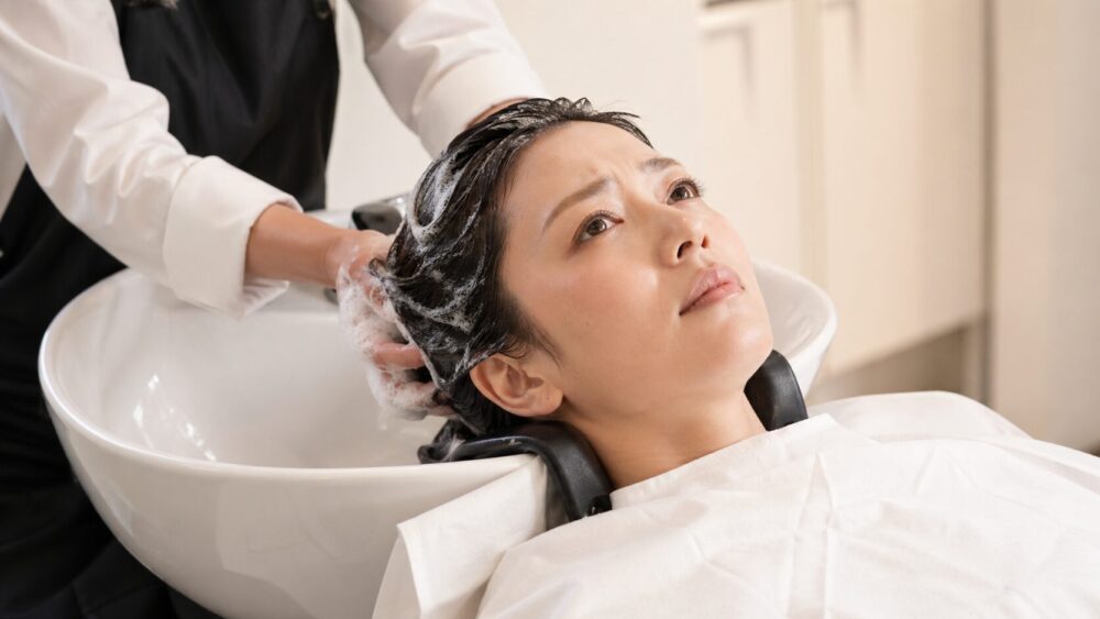 春の抜け毛で悩む女性のサロン洗髪シーン