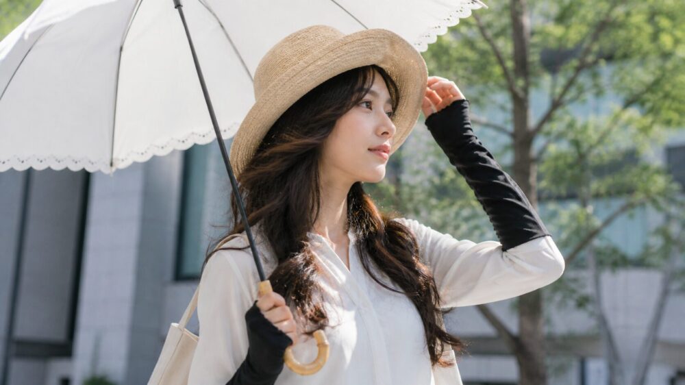 UV対策をしている女性
