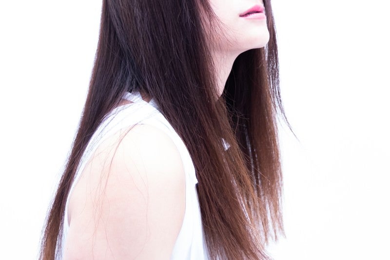 つやのある美しいロングヘアの女性