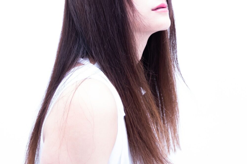 つややかなロングヘアの日本人女性
