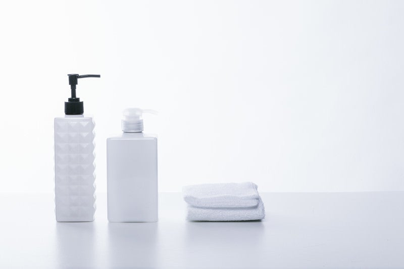 シャンプーボトルとタオル