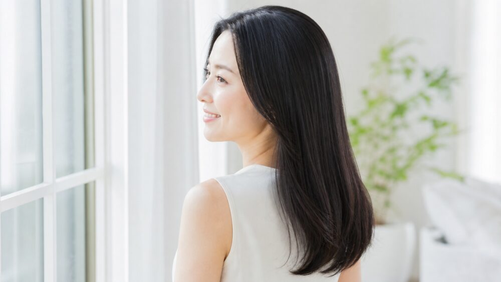つやのある髪と笑顔の30代女性、改善後のイメージ
