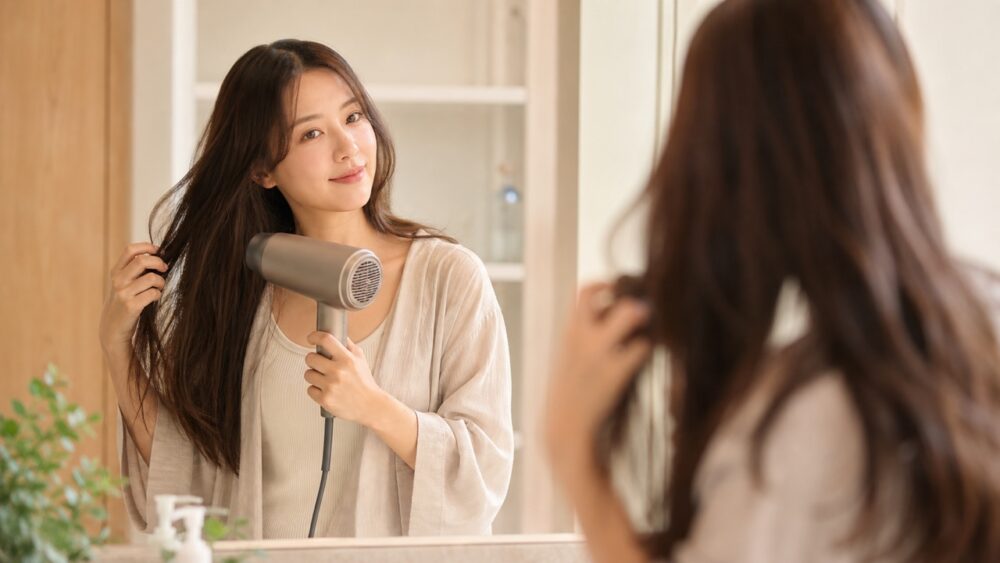 髪を完全に乾かす女性