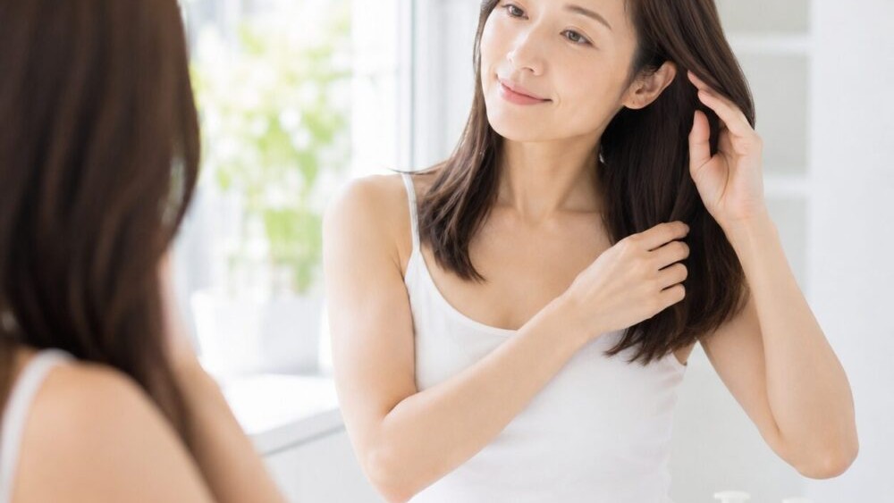 朝のルーティンで髪をセットしている女性