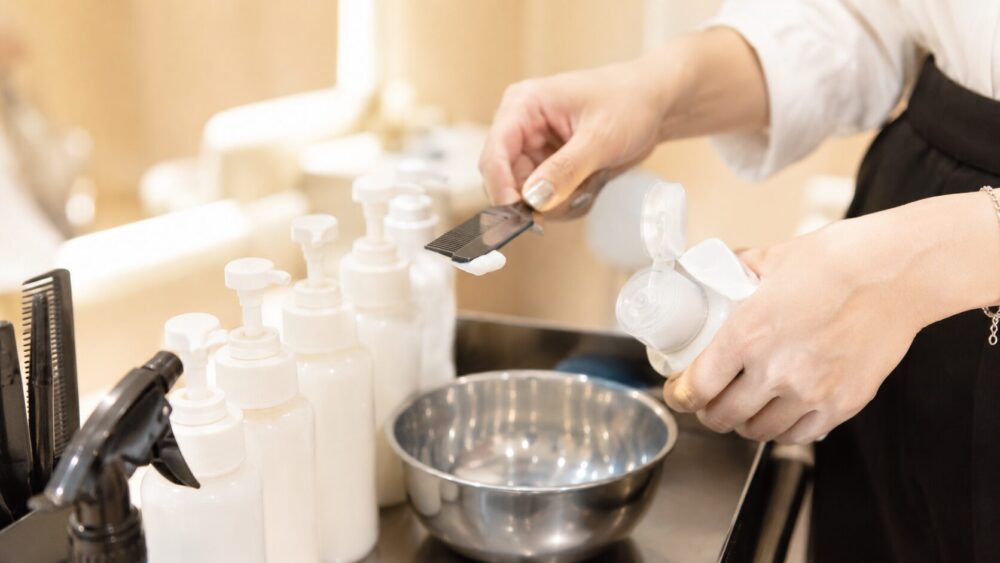 強アルカリ薬剤が頭皮バリアを壊すイメージ