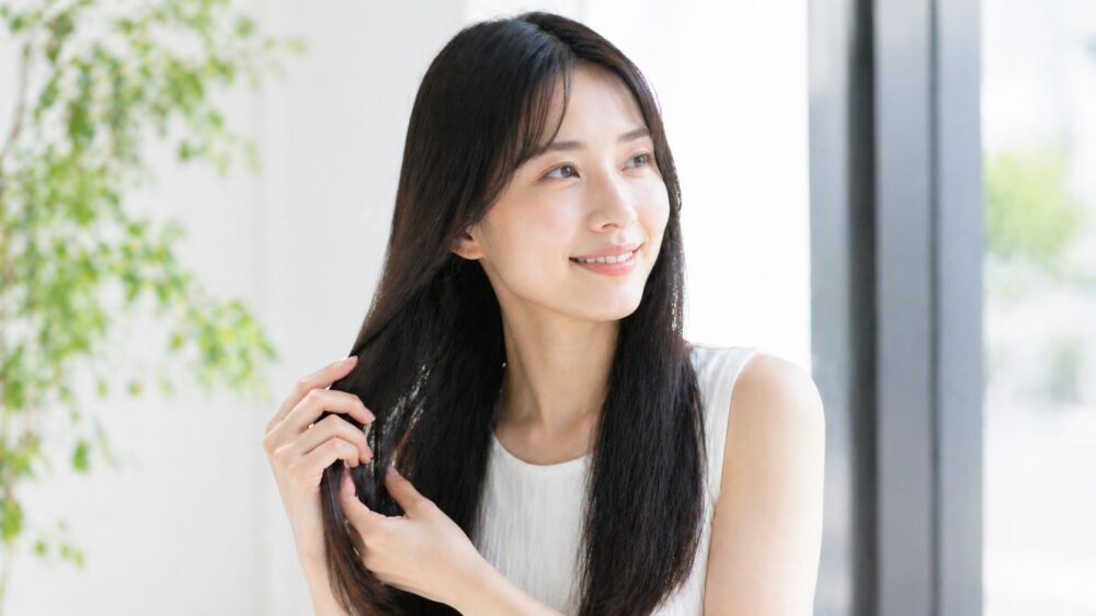 夏のUVケアでツヤ髪を守る日本人女性