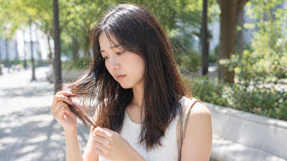夏の紫外線で髪がパサつく日本人女性