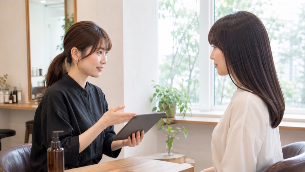 美容師にカウンセリングで相談する様子