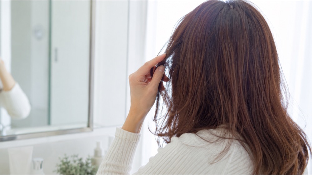 前髪や顔まわりのうねりを気にする女性