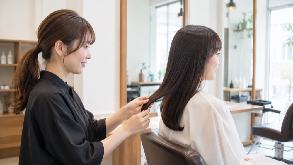 美容師に相談する女性のイメージ