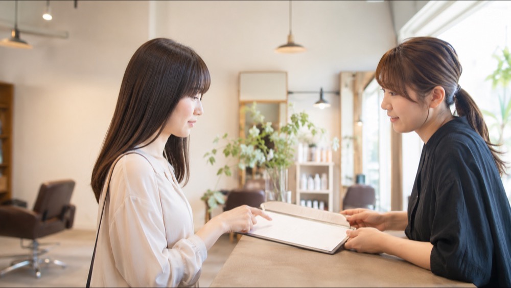 サロンの料金とメニューをイメージする様子