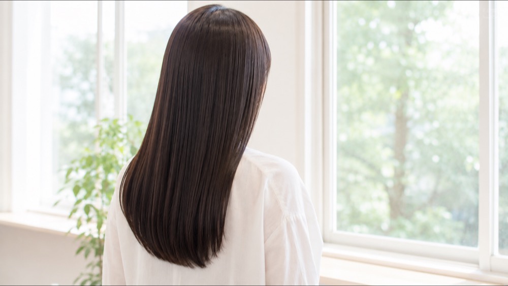 部分縮毛矯正でまとまったツヤのある髪の後ろ姿