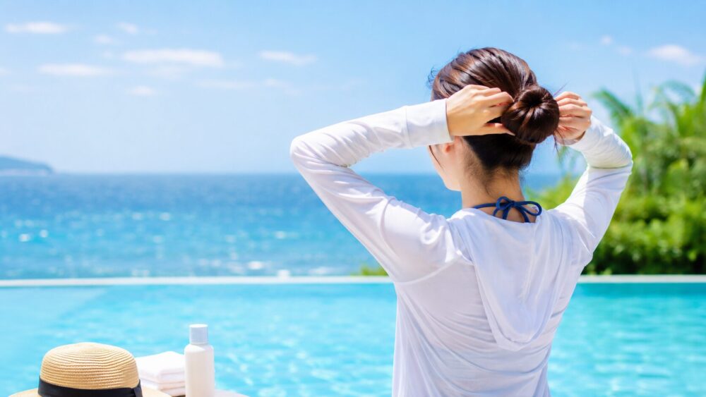 プール・海の前に髪を守る女性