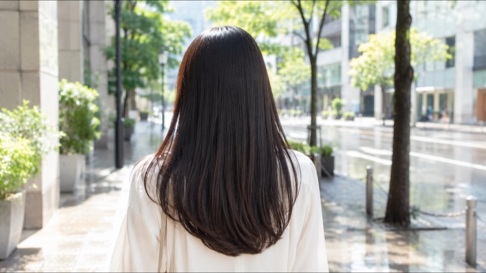 美容師にカウンセリングで相談する女性