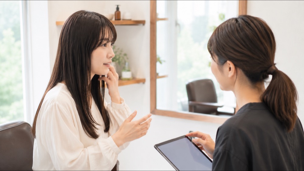 お風呂上がりにヘアケアをする女性