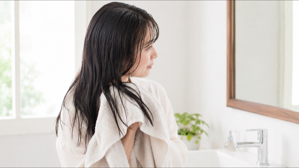 髪を結んでアレンジを楽しむ女性