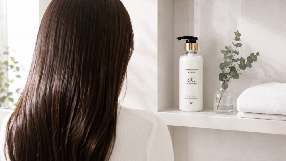 att シルクトリートメントを使い続けた艶やかな髪の女性