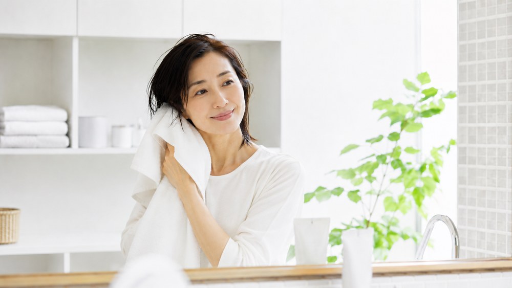 8割乾いた髪を手直しする様子