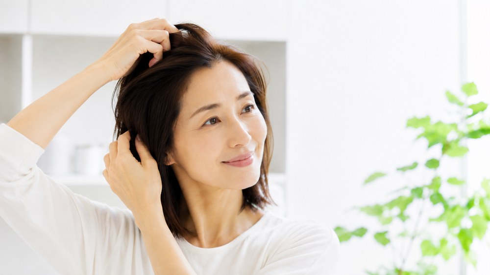 根元から順に髪を乾かす様子