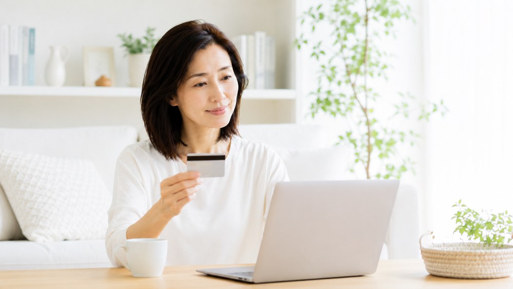 ノートパソコンでオンライン購入する女性