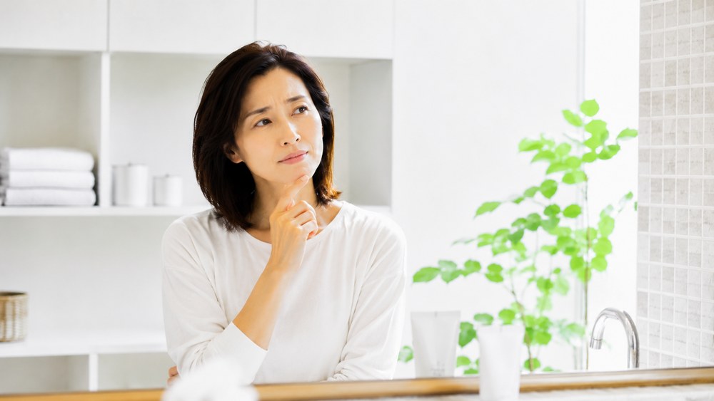 疑問を考える女性