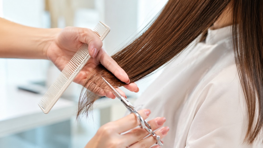 美容師が傷んだ毛先だけをハサミで整えるサロンのヘアカット