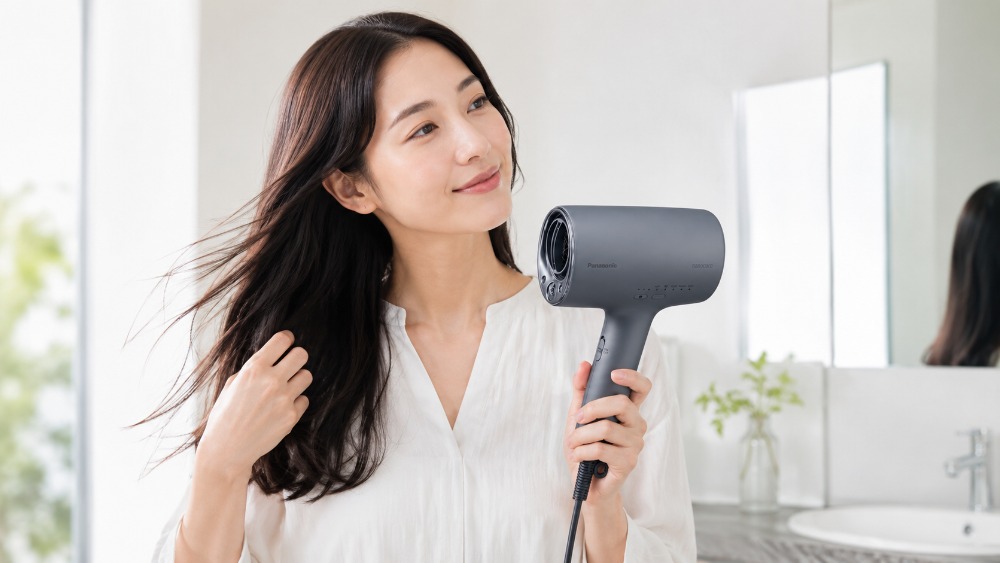 ナノケア EH-NA0Kで髪を乾かす女性