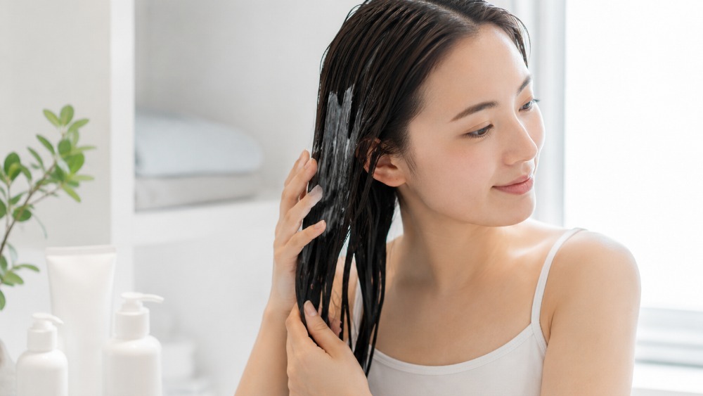 ヘアトリートメントを正しく使う女性のイメージ