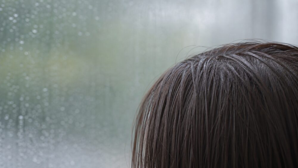 【なぜ？】梅雨に髪がぺたんこ・ボリュームダウンするのはなぜ？仕組みを解説