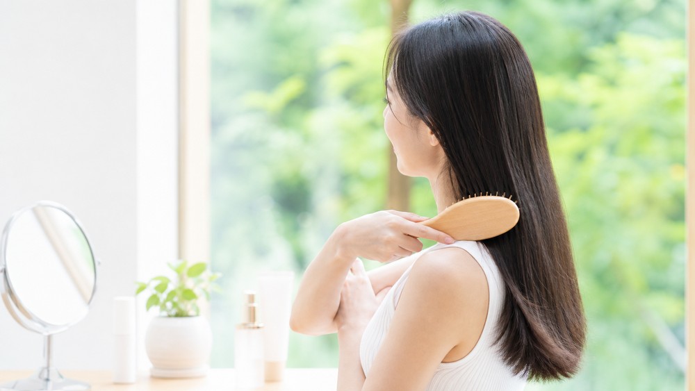 夏のヘアケア習慣を始める女性