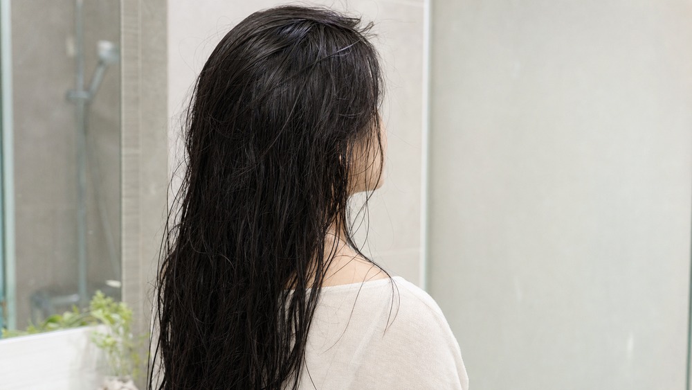 逆効果かも？アホ毛でやりがちなNG習慣3つ