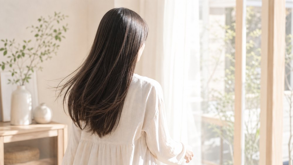 ヘアオイルで軽やかにまとまったツヤ髪の女性