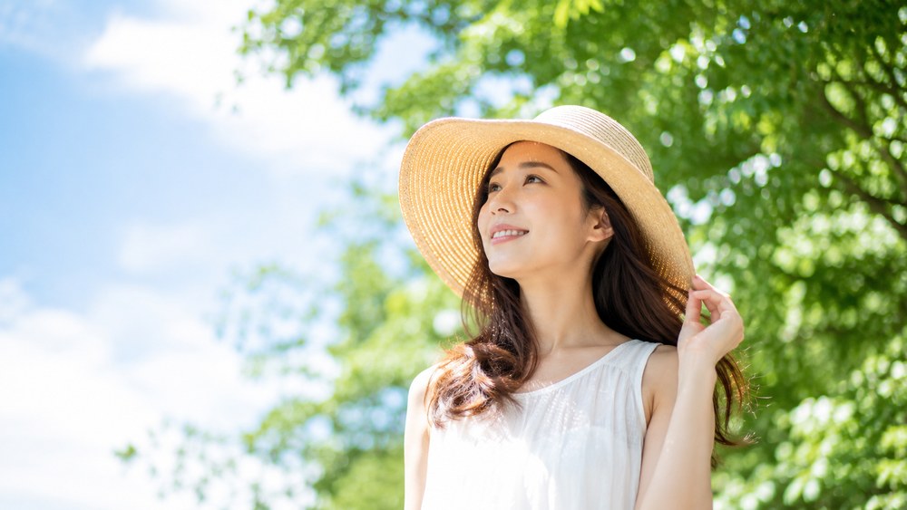 紫外線から髪を守るUV対策をする女性
