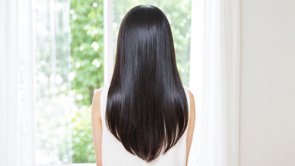 普通毛の女性がアイロンを使うイメージ