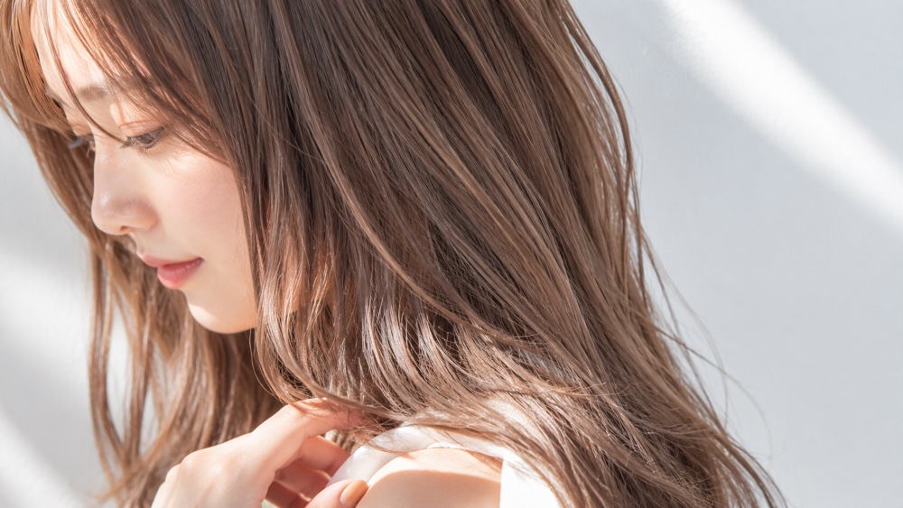 カラーやブリーチをした髪の女性のイメージ