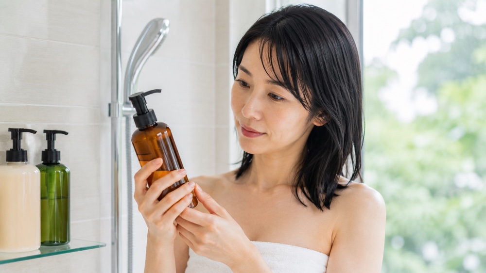アミノ酸系シャンプーで髪を洗う女性