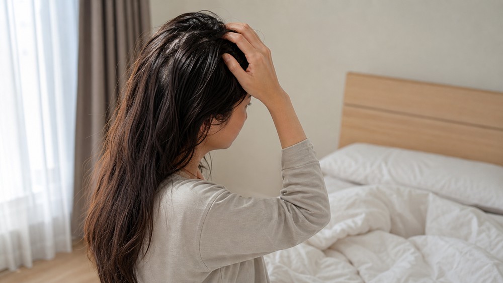朝に頭皮の皮脂を気にする女性