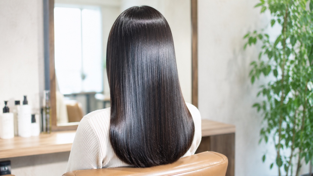 縮毛矯正でツヤのあるストレートヘアになった女性の後ろ姿