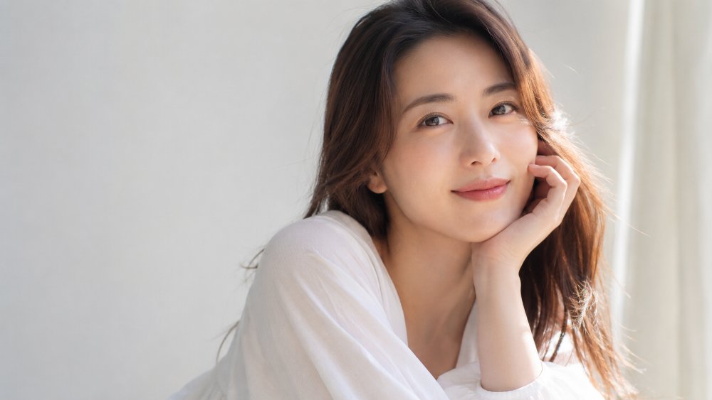 ヘアアイロンの温度ダイヤルを調整する手