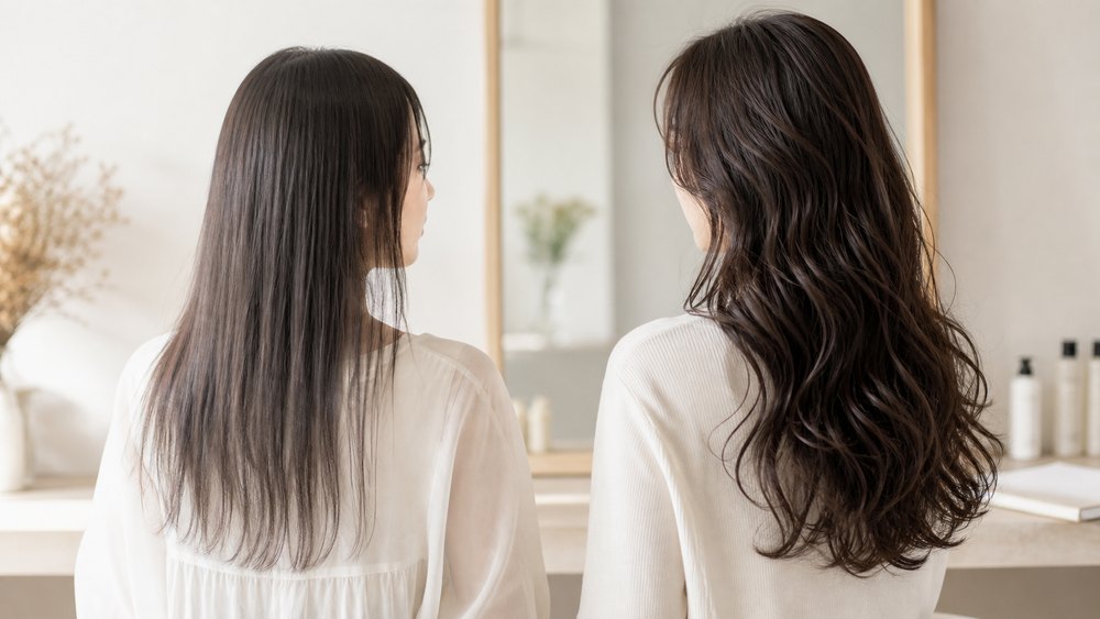 細い髪と太い髪の髪質を比較する女性