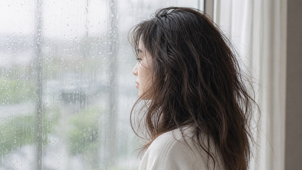 湿気で広がるくせ毛と雨の日の窓辺