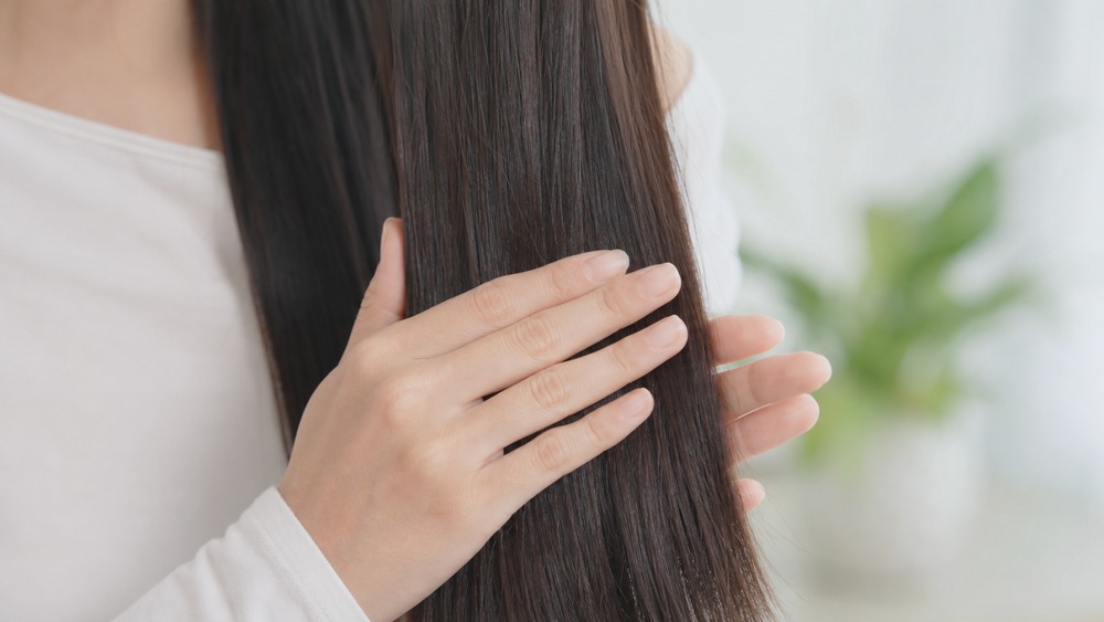 【方法④・仕上げ】ヘアオイル・セラムを少量、毛流れに沿ってなでつける